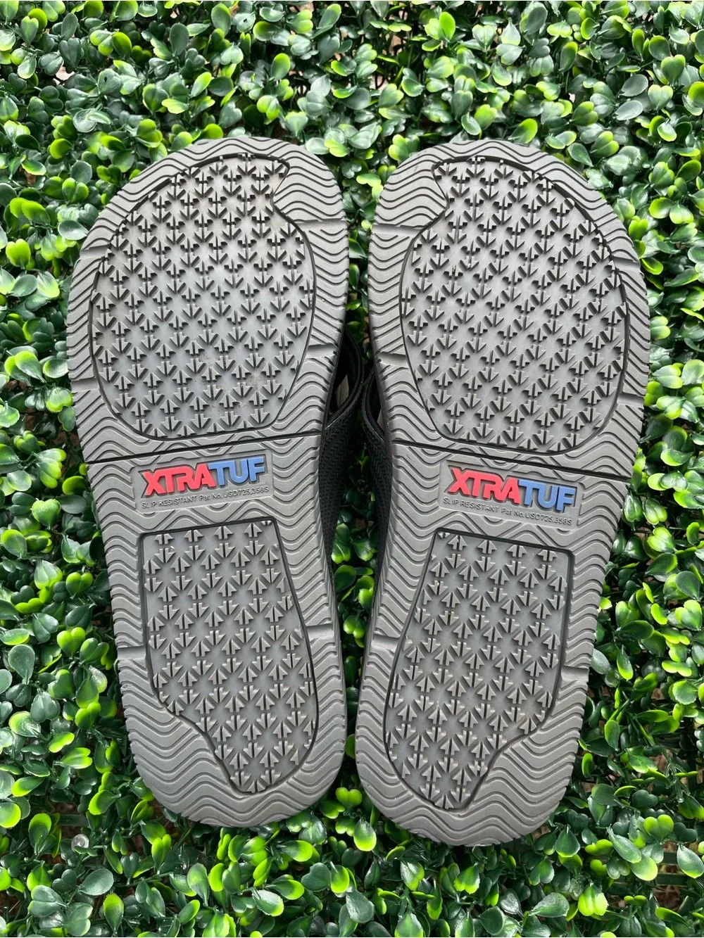 Xtratuf Men’s slip resistant Green Camo Flip Flops, size 8